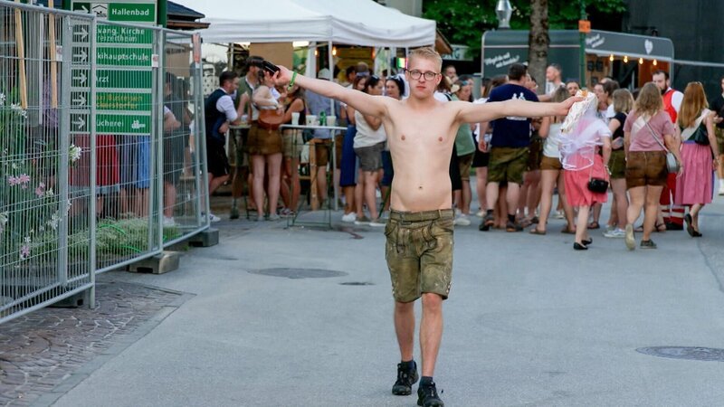 Beim Internationalen Lederhosentreffen in Windischgarsten wird drei Tage fast durchgefeiert. Beliebt sind das Treffen für Bräute oder Bräutigame, die ihren Polterabend feiern. – Bild: ORF
