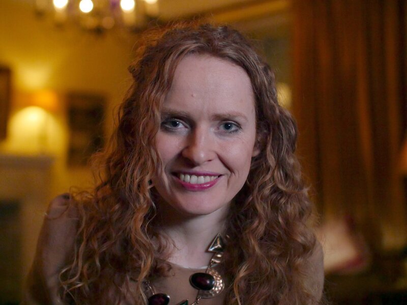 Die britische Historikerin Kate Williams beschäftigt sich mit der Geschichte des Hauses Windsor. – Bild: ORF/​ZDF/​Spun Gold and all3media int.