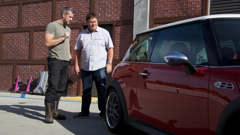 Mike Brewer and Ant Anstead Inspecting Mini Cooper Outside Shop. – Bild: Discovery Communications