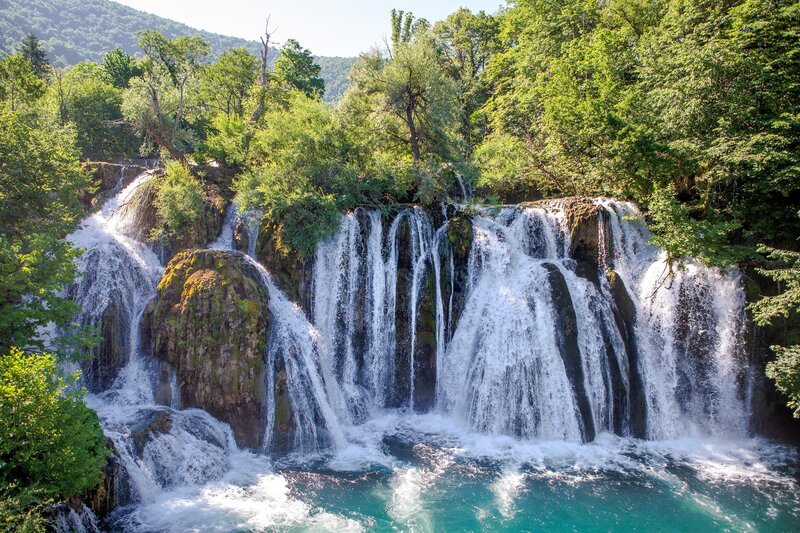 Die Una in Bosnien und Herzegowina zeichnet sich durch kilometerlange Schluchten, Kaskaden, Fluss-Travertine, zahlreiche Stromschnellen und Wasserfälle aus. – Bild: ZDF und arte, Vincent Productions, Torben Müller