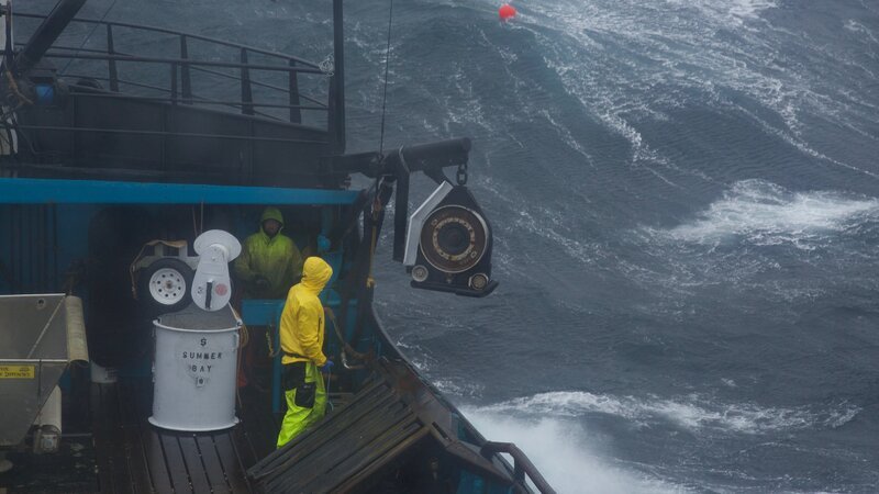 The Summer Bay deckhands hauling gear in rough seas. – Bild: Discovery Communications