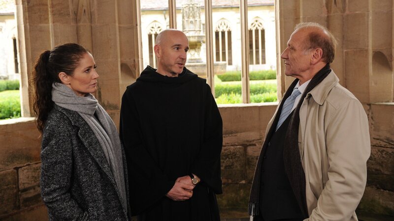 Selma Kirsch (Yve Burbach, l.) und Michael Kaiser (Karl Kranzkowski, r.) haben sich im Kloster eingefunden und befragen Pater Ignatius (Paul Herwig, M.) zu seinem Verhältnis zu dem ermordeten Abt. Der Pater gibt sich sehr auskunftsfreudig. – Bild: ZDF