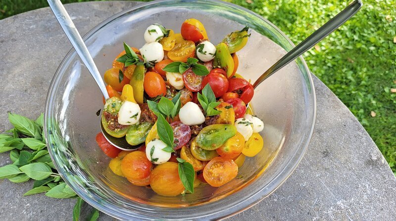 Salat aus alten Cocktailtomatensorten, tetrockneten Tomaten und Mozarella. – Bild: NDR/​SR/​Ute Werner