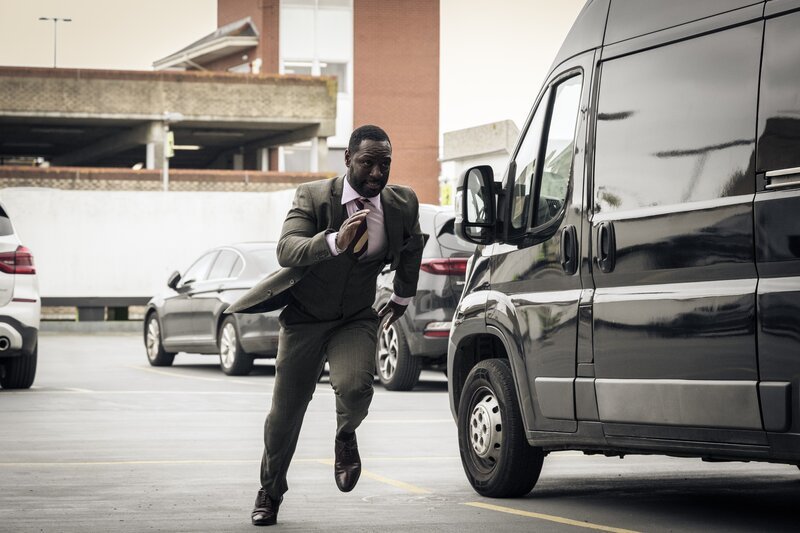 DS Glenn Branson (Richie Campbell) versucht verzweifelt, weiteres Blutvergießen zu verhindern. – Bild: Sally Mais /​ ZDF