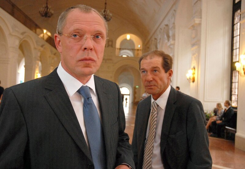 hr-fernsehen TIERÄRZTIN DR. MERTENS FOLGE 37, Über den Wolken, 39-Teilige Fernsehserie, Deutschland 2006⁠–⁠2010, Regie: Heidi Kranz, Oberbürgermeister Herrenbrück (Frank Sieckel, l.) bleibt hart. Entweder Dr. Fährmann (Michael Lesch, r.) lässt den Weißkopfseeadler zu Ehren einer Delegation aus den USA fliegen oder er fliegt selbst! – Bild: Christa Köfer