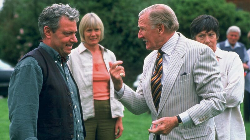 Barrett Filby (John Sessions, l.), Joyce Barnaby (Jane Wymark, 2.v.l.), Godfrey Teal (Leslie Phillips, 2.v.r.) und Tessa Hawksley (Dinah Stabb, r.). – Bild: ZDF und All3Media./​All3Media