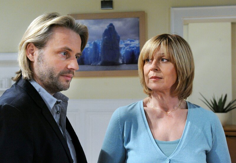 ARD STURM DER LIEBE FOLGE 1282, am Freitag um 15:10 Uhr im ERSTEN. Michael (Erich Altenkopf, l., mit Mona Seefried) ist erleichtert. – Bild: ARD/​Ann Paur