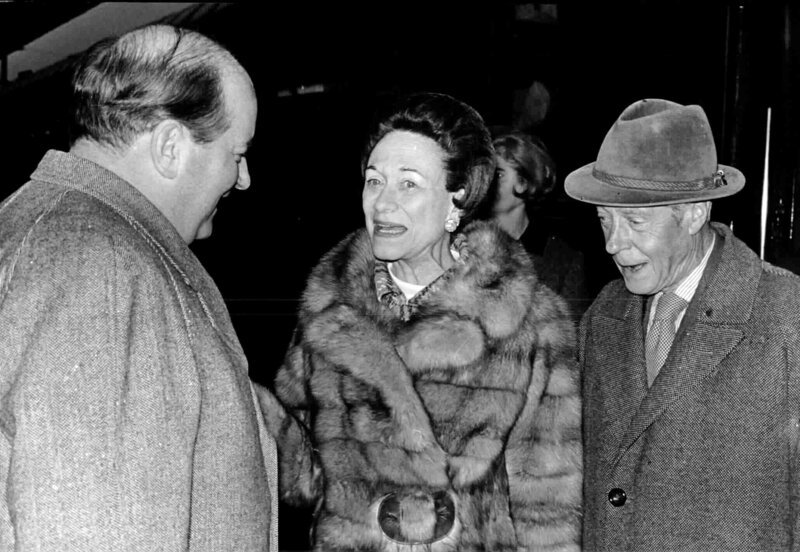  Ankunft von Herzog Edward und Herzogin Wallis von Windsor in Wien, Bahnsteig, das Herzogspaar im Gespräch mit einem Herrn des Begrüßungskomitees. – Bild: ORF/​ORF III/​ÖNB /​ Österreichische Nationalbibliothek