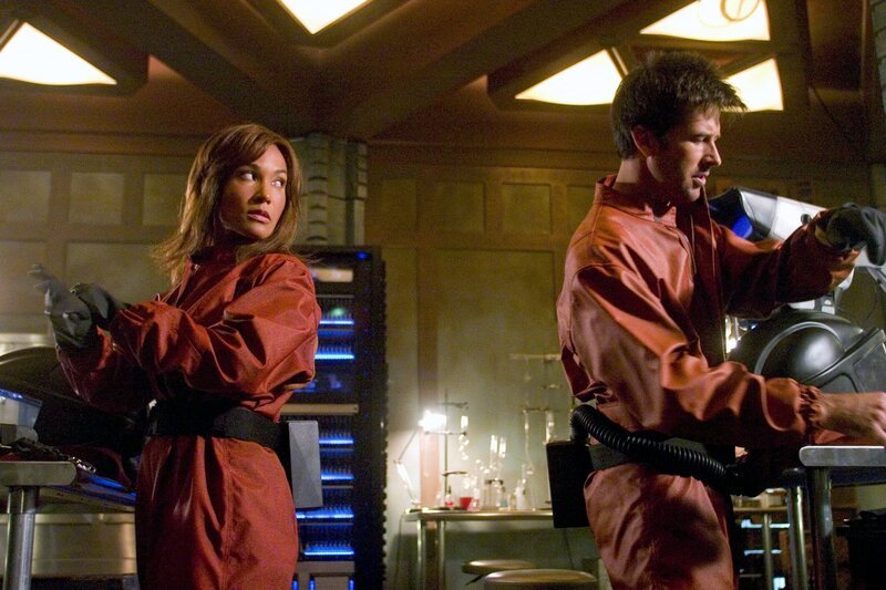 Als sie erfahren, dass der offensichtlich infizierte Dr. Peterson noch vor den Toren der Stadt herumirrt, durchbrechen Teyla (Rachel Luttrell, r.) und Major Sheppard (Joe Flanigan, l.) die Quarantäne. – Bild: MGM /​ SYFY