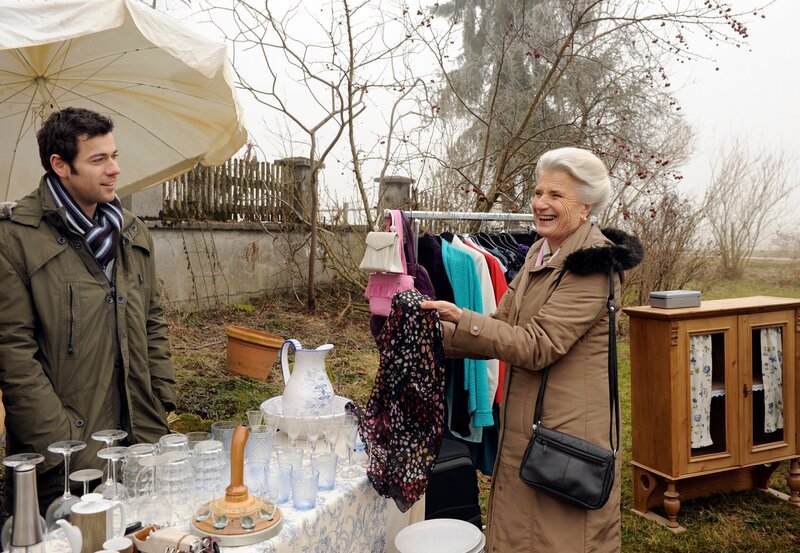 ARD STURM DER LIEBE FOLGE 1285, am Mittwoch um 15:10 Uhr im ERSTEN. Käthe (Luise Deschauer, r.) besucht Jacob (Andreas Thiele, l.) auf dem Flohmarkt. – Bild: ARD/​Ann Paur