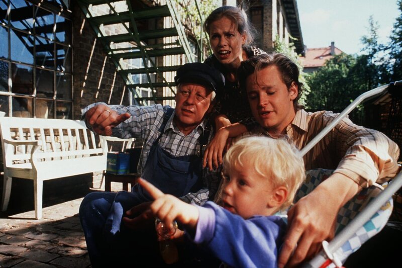 Die Eltern Elke (Juliane Rautenberg, Hintergrund) und Andy (Hendrik Martz, r.) versuchen ihrem Sohn Thomas (Jean Michel Cortes, Vordergrund) zu erklären, was es in der Schreinerei von Opa Wichert (Stepohan Orlac, l.) alles zu bestaunen gibt. – Bild: ZDF und Terranova