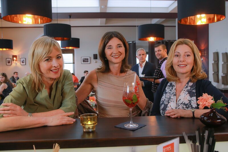 Verena Danner (Katharina Abt, l.), Dr. Sabine Eckstein (Petra Einhoff, 2.v.l.) und Marie Hofer (Karin Thaler, r.) haben sich kurzentschlossen in Jos (Christian K. Schaeffer, 2.v.r.) Restaurant „Times Square“ verabredet und warten auf Dirk Bergmann (Florian Fitz, M.). – Bild: ZDF/​Christian A. Rieger – klick