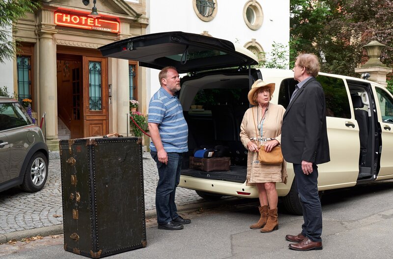 ARD Degeto HOTEL HEIDELBERG – KINDER, KINDER!, am Freitag um 20:15 Uhr im ERSTEN. Verstärkung für Annette (Annette Frier) im Erbschaftsstreit: Hermine (Hannelore Hoger) und Richard (André Jung, re.) kommen früher von ihrer Reise zurück. – Bild: ARD Degeto/​Frank Dicks