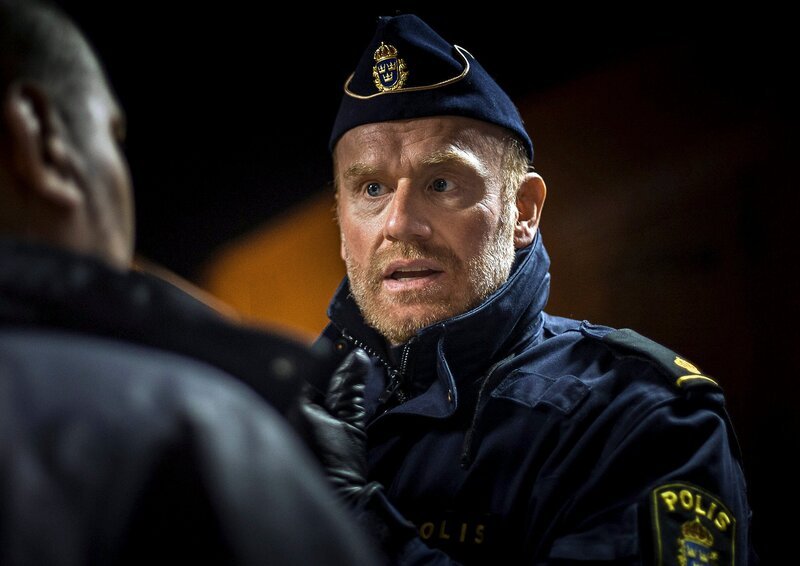 Svartman (Fredrik Gunnarson) vernimmt einen Verdächtigen. – Bild: ARD Degeto/​Yellow Bird/​B. Bragason