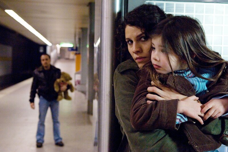 Die verängstigte Laura (Jasmin Gerat) versteckt sich mit ihrer Tochter Lisa (Noemi Slawinski) auf dem Bahnhof. Semir (Erdogan Atalay) versucht sie zu beruhigen und ihr Vertrauen zu gewinnen. – Bild: RTL /​ Martin Kurtenbach