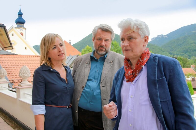 Die Kommissare Danner (Katharina Abt, l.) und Stadler (Dieter Fischer, M.) wollen wissen, warum es Streit zwischen der Toten und ihrem Manager Thomas Vogt (Alexander Pelz, r.) gab. – Bild: ZDF