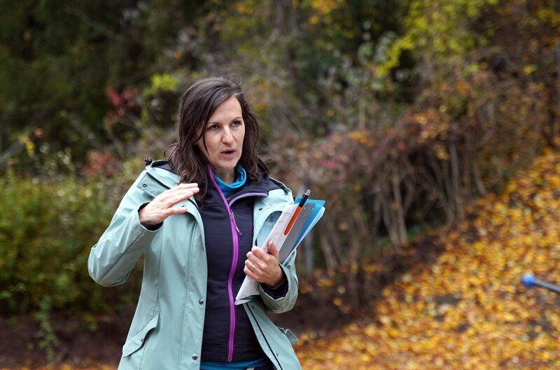 Architektin Michaela Maresch auf der Baustelle in Niederösterreich. – Bild: SWR/​Sabine Raich/​Bilderfest GmbH