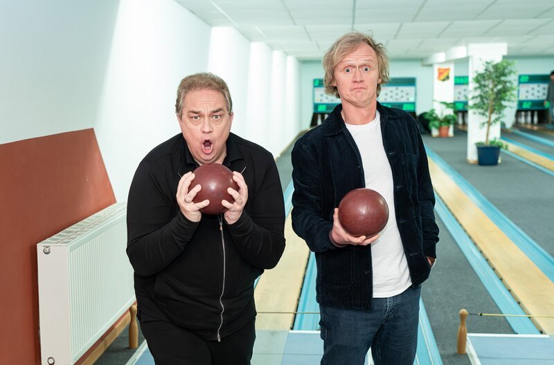 Meister der Kugeln: Kegel-Profi Oliver Kalkofe (li.) und Anfänger Pierre M. Krause versuchen gemeinsam ihr Glück auf der Kegelbahn. – Bild: SWR/​Encanto/​Markus Nass