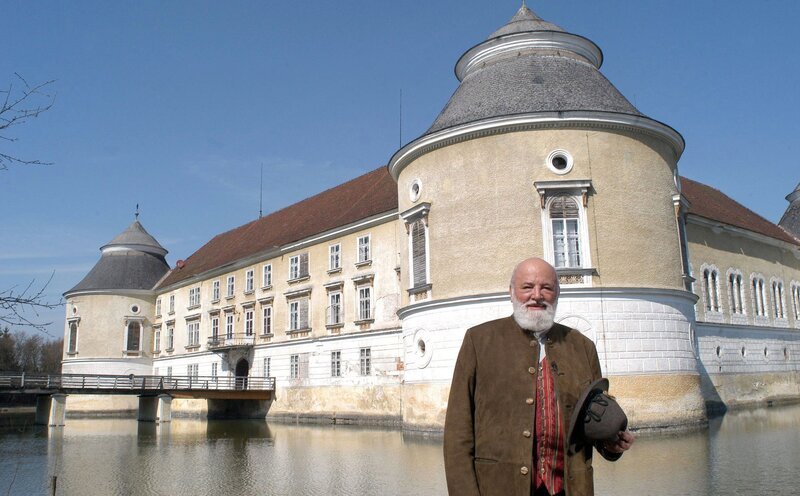 Sepp Forcher vor Schloß Aistersheim. – Bild: ORF III