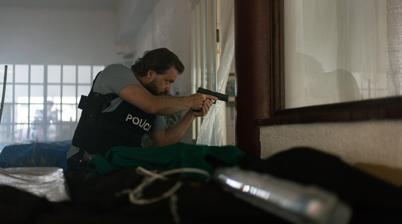 Gefährlicher Einsatz für Carlos Esteves (Daniel Christensen). – Bild: ARD Degeto Film/​307 Production GmbH/​João Guimarães