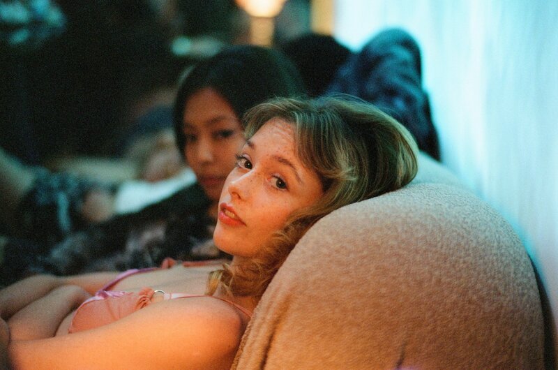 Chloe (Suzanna Son) – Bild: Warner