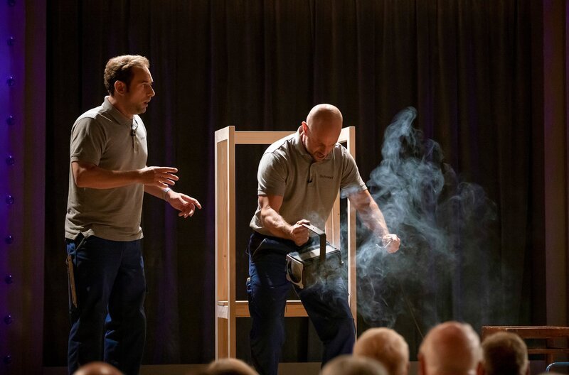 Der Künstlerkneipenbesitzer Karle (Karlheinz Hartmann) regt sich über seinen Vorhangkurbler Albin (Albin Braig) auf, der die Bühnentechniker "Schneck und Schnepf" (Bastian Braig, re. und Bastian Wanner) aus Kostengründen auf die Bühne schickte. Künstlerisch wertvoll, aber technisch eine Katastrophe. – Bild: SWR/​Markus Palmer