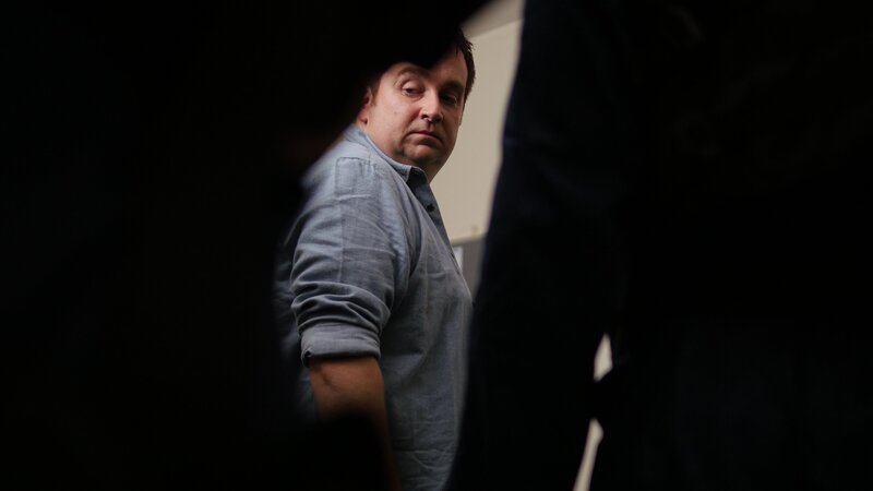 Denis behind two dark figures. – Bild: TLC