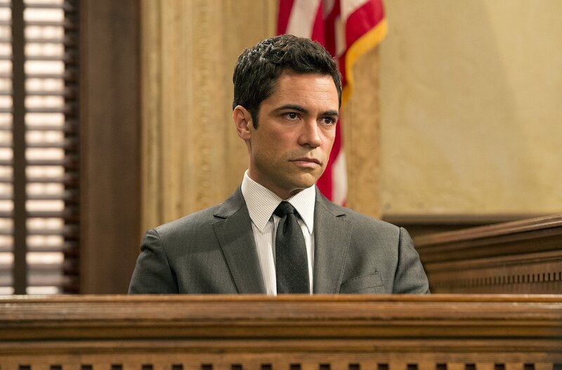 Wird von seinem eigenen Vater in eine äußerst unangenehme Situation gebracht: Detective Amaro (Danny Pino) … – Bild: NBC Universal Media, LLC /​ David Giesbrecht