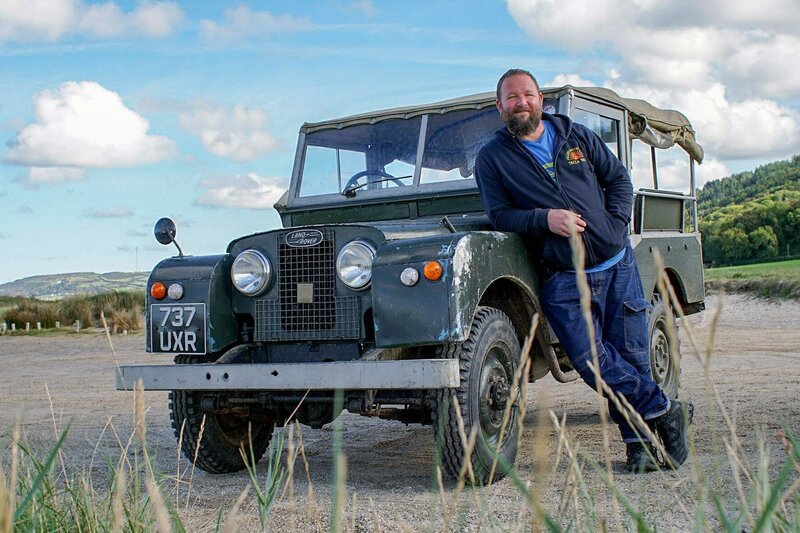 Das Tüfteln und Schauben hat Mechaniker Chris Davies von seinem Vater übernommen – der Land Rover aus den 50er Jahren ist sein ganzer Stolz. – Bild: ORF/​ZDF Enterprises/​arte/​Martin Koddenberg