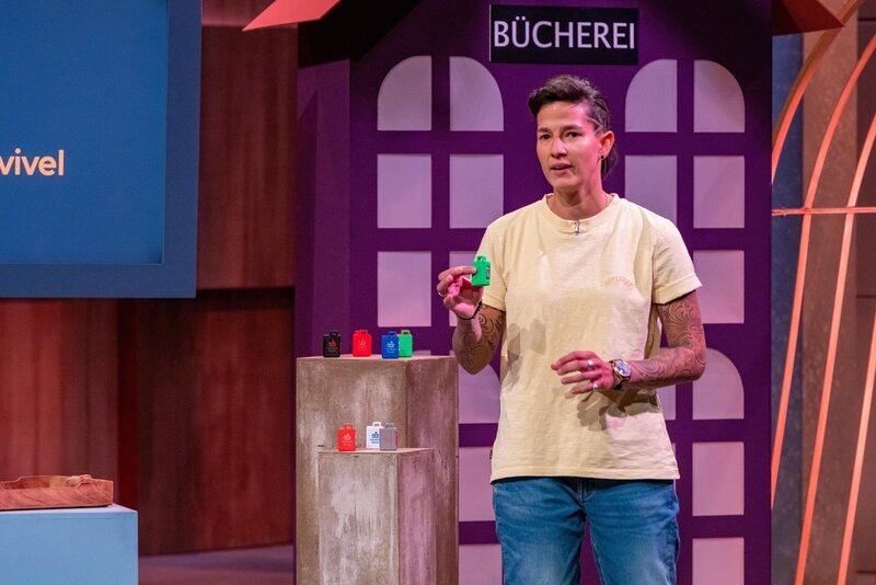 Nicole Oudes präsentiert mit Heartbeat Revivel den Erste-Hilfe Schlüsselanhänger mit Stimme. Sie erhofft sich ein Investment von 160.000 Euro für 20 Prozent der Firmenanteile. – Bild: RTL /​ Bernd-Michael Maurer /​ AZ 9 – Heartbeat Revivel