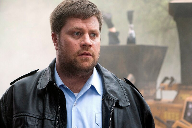 ARD/​SWR DER BULLE UND DAS LANDEI, „Ich sehe was, was du nicht siehst und das ist … tot“, Fernsehfilm Deutschland 2013, Buch: Uwe Kossmann und Markus Hoffmann, Regie: Josh Broecker, am Donnerstag (21.11.13) um 20:15 Uhr im ERSTEN. Sehr viel wird Ralf (Andreas Birkner) von den Ermittlungen im Fall des ermordeten Alfred Maulbach nicht mitbekommen. Ihm wird nämlich die Suche nach dem ausgebüxten Wolf übertragen. – Bild: SWR/​Kai Schulz