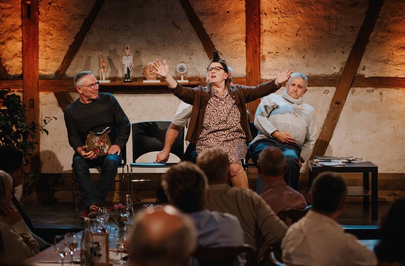 v.r.n.l..: Schwangere Männer wie Marcus Neuweiler gibt’s nur in der Comedy Scheune. Elsbeth Gscheidle (Birgit Pfeiffer /​ Die Gscheidles) erklärt ihm haargenau wie eine Geburt abläuft. – Bild: SWR/​Ronny Zimmermann