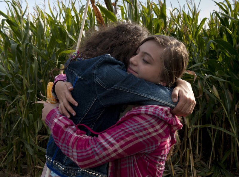 Annika (Alexandra Schiller, li.) fällt vollkommen aufgelöst ihrer besten Freundin (Viktoria Krause, re.) in die Arme. – Bild: MDR/​Anke Neugebauer