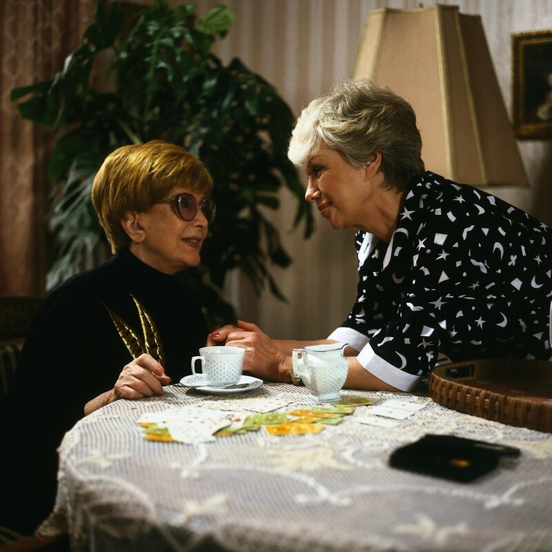 Nach einer krisenreichen Zeit haben Hannelore (Maria Sebaldt, r.) und Oma Käthe (Edith Schollwer, l.) wieder mehr zueinander gefunden. – Bild: Barbara Oloffs/​Terranova