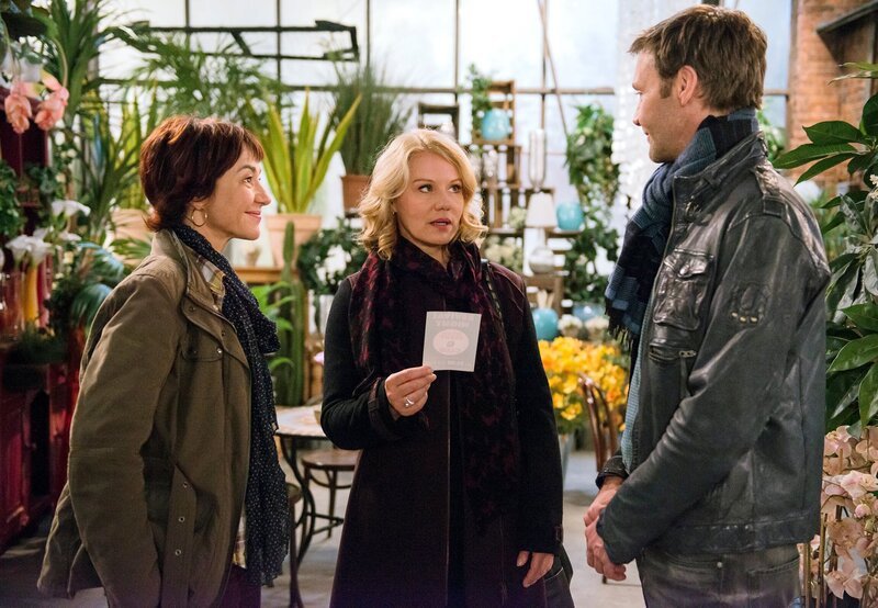 Tine (Maike Bollow, M.) reagiert verhalten auf den Plan von Ole (Patrik Fichte, r.) und Merle (Anja Franke, l.), eine Strawberry-Club-Revival-Party zu organisieren. – Bild: ARD/​Nicole Manthey