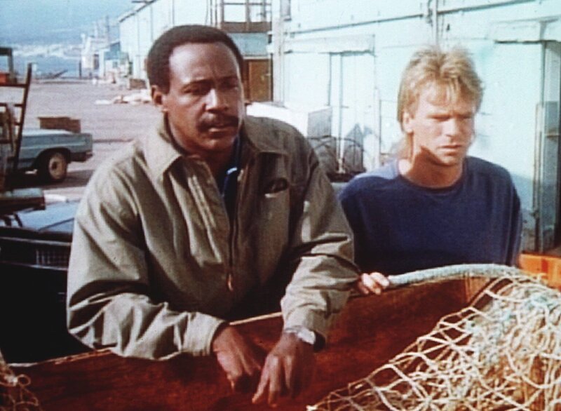 MacGyver (Richard Dean Anderson, r.) und Hines (Richard Roundtree, l.) haben gemeinsam eine Schlacht geschlagen. – Bild: Kabel Eins Classics