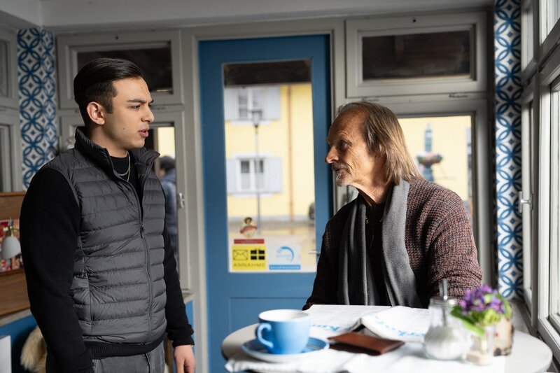Von links: Leon (Joel Akgün) ist aufgewühlt, als Sascha (Eisi Gulp) ihm klarmacht, wo seine immer wiederkehrende Wut herkommt. – Bild: Ewa Wiese /​ BR