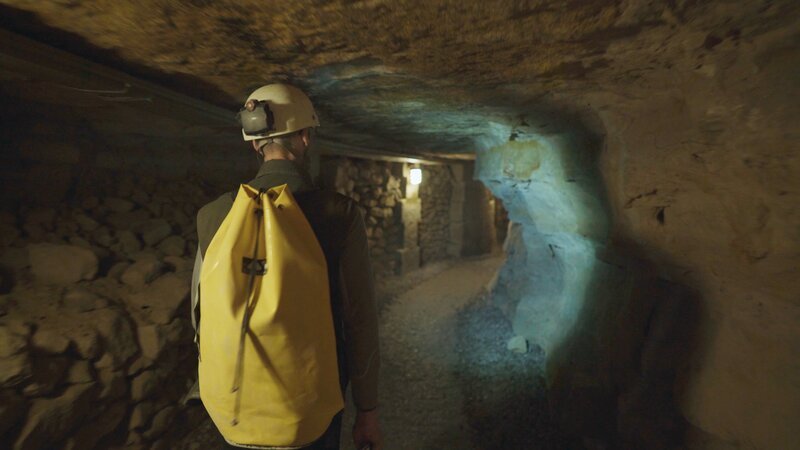 Der Ingenieur Franck Charbonneau ist im unterirdischen Stollennetz von Paris unterwegs. ‹ber Jahrhunderte wurde dort im Untertagebau Tonnen von Kalkstein und Mineralien gefˆrdert und als Baumaterial verwendet.Der Ingenieur Franck Charbonneau ist im unterirdischen Stollennetz von Paris unterwegs. <ber Jahrhunderte wurde dort im Untertagebau Tonnen von Kalkstein und Mineralien gef?rdert und als Baumaterial verwendet. – Bild: ZDF und Arsenij Gusev.