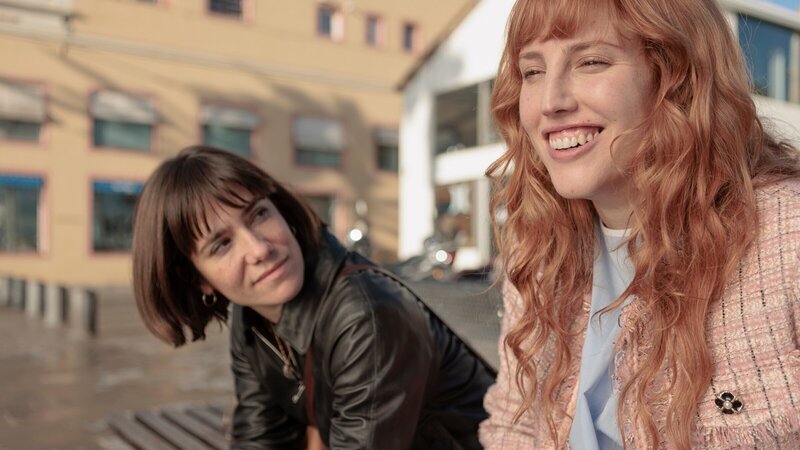 Marga (Natalia de Molina, r.) und Laia Buedo (Bruna Cusí, l.) unterhalten sich über Margas Fehlverhalten im Krankenhaus sowie über die Herausforderungen öffentlicher Verbote und Normen. – Bild: ZDF und Daniel Escale