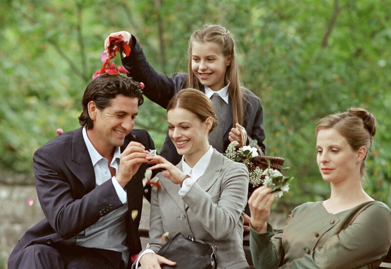 Ninas (Suzan Anbeh, Mitte) Nichte India (Sahra Thonig, oben) hält den billigen Plastikschmuck, den Niklas (Gregor Törzs) seiner Freundin an den Finger steckt, für einen Verlobungsring. Ninas Freundin Sarah (Julia Jäger) findet sowieso, dass Nina heiraten sollte. – Bild: ARD Degeto/​Walter Wehner