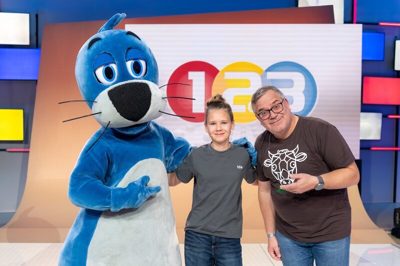 Kamerakind Ida (M.) war heute Teil des Aufnahmeteams. Piet Flosse (l.) und Elton (r.) freuen sich. – Bild: ZDF und Ralf Wilschewski