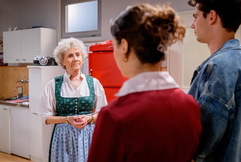 Hildegard (Antje Hagen, l.) ist erleichtert, als Elias (Orlando Lenzen, r.) und Olivia (Soraya Bouabsa, M.) wohlbehalten im Fürstenhof eintreffen. – Bild: ORF/​ARD/​Christof Arnold