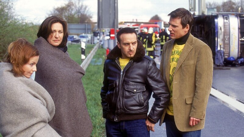 (v.li.) Andrea (Carina Wiese), Engelhardt (Charlotte Schwab), Semir (Erdogan Atalay) und Tom (Rene Steinke) rätseln über die Ursache des Bremsversagens. – Bild: RTL