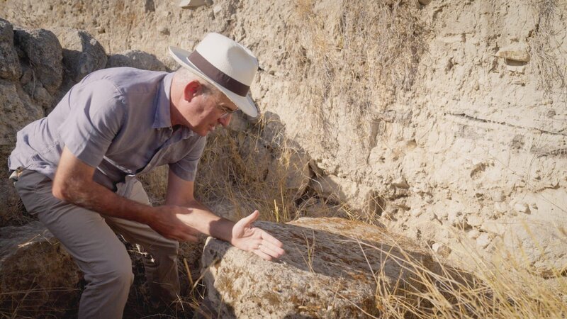 In Beit Shemesh, einer antiken Stadt, die laut Bibel einst die Heimat der Bundeslade war, misst der Archäologe Danny Herman einen rechteckigen Stein in Ellen – einer Maßeinheit, die dem menschlichen Unterarm entspricht – und stellt fest, dass er in etwa den Abmessungen der Bundeslade entspricht. – Bild: Windfall Films