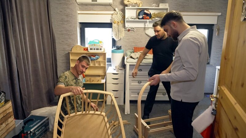 Auch das Babybett muss noch zusammengebaut werden … – Bild: RTLZWEI