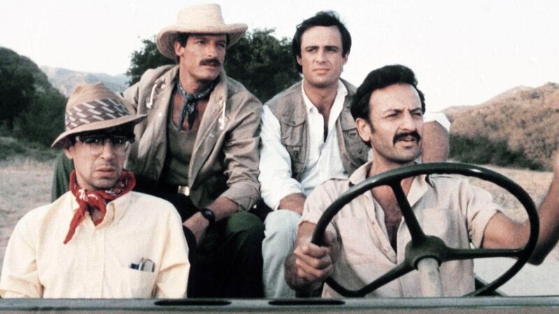 Murray (Thom Bray, li.), Cody (Perry King, 2.v.li.), Nick (Joe Penny, 2., v.re.) und der mexikanische Polizist Carlos (Castulo Guerra) sind auf dem Weg zu einer Kronzeugin, die sie beschützen sollen. – Bild: (c) RTL Crime