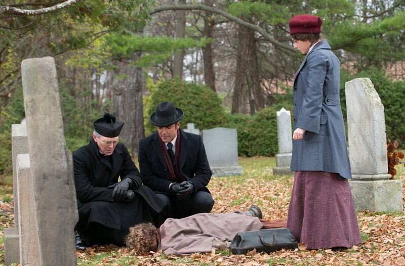 v.l.n.r. Father Keegan (Peter Outerbridge), Detective William Murdoch (Yannick Bisson) und Dr. Emily Grace (Georgina Reilly). – Bild: WDR/​Shaftesbury Murdoch VIII Inc