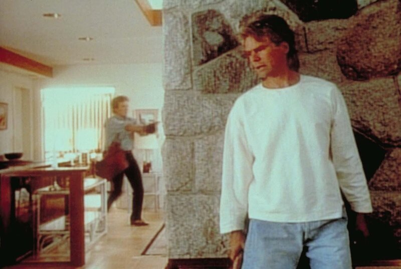 Brett (Linden Ashby, l.) hat in dem Haus verdächtige Geräusche gehört. MacGyver (Richard Dean Anderson, r.) hofft, nicht entdeckt zu werden. – Bild: Paramount Pictures