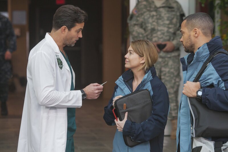 Während eine Gruppe Cheerleader ins Krankenhaus kommt und in der Notaufnahme für Verwüstung sorgt, versuchen Meredith (Ellen Pompeo, M.), Jackson (Jesse Williams, r.), Bailey, Callie und Jo einen Patienten von Major Thorpe (Scott Elrod, l.) im Militärkrankenhaus zu operieren … – Bild: American Broadcasting Companies, Inc. /​ Ron Batzdorff