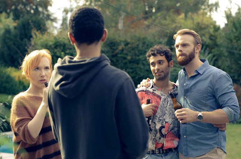 Levo (Arash Marandi, Mitte) ist bei Tom (Mads Hjulmand, re.) eingezogen. Sarina (Christin Nichols) und Vince (Benito Bause, li.) stoßen auf die beiden an. – Bild: ARD Degeto/​Andrea Hansen